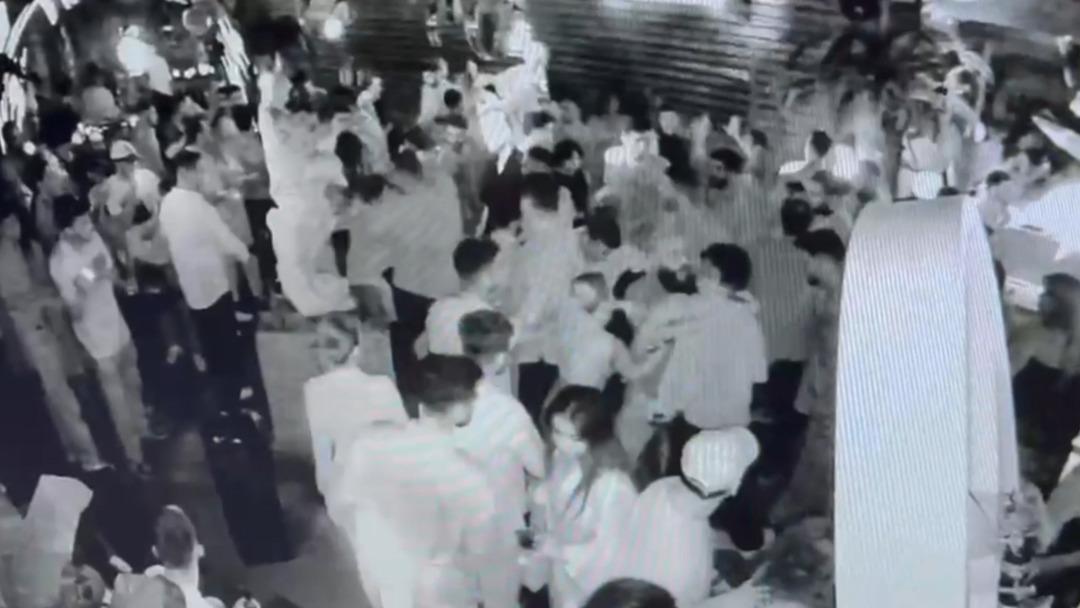  Beyoğlu nda eğlence mekanında kanlı kavga:  Kız arkadaşıma sarkıntılık etti  iddiası 2