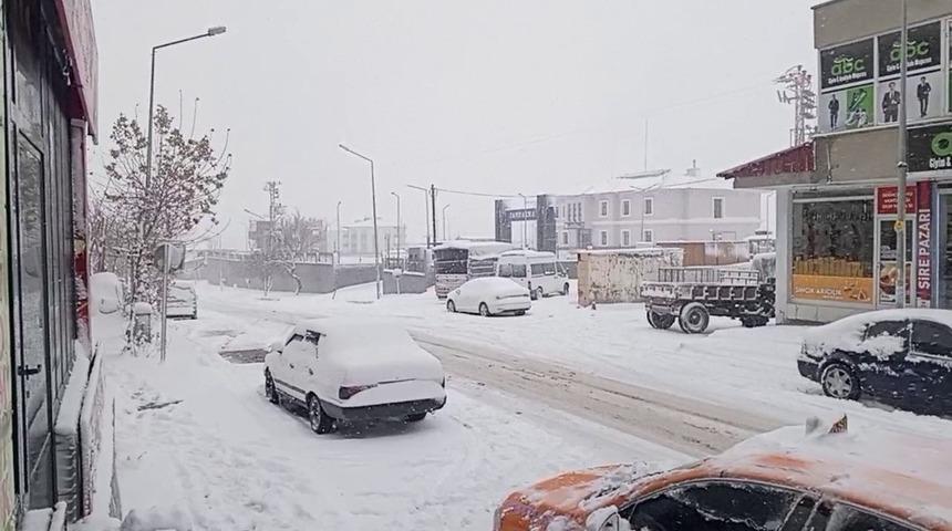 Sincik&rsquo;te kar yağışı il&ccedil;eyi beyaza b&uuml;r&uuml;d&uuml;