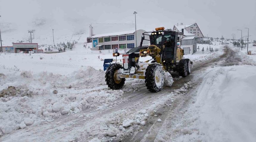 Sivas&rsquo;ta yoğun kar nedeniyle 69 yerleşim yerine ara&ccedil; ulaşımı sağlanamıyor