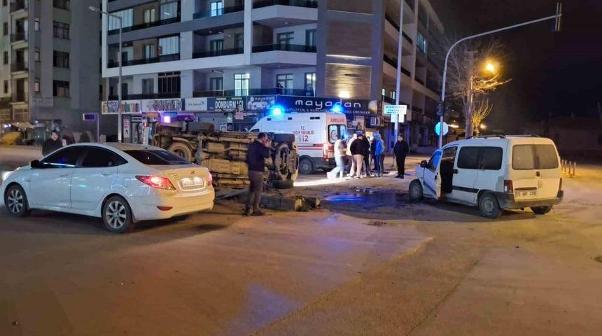 Karapınar&rsquo;da iki kamyonet &ccedil;arpıştı: 2 yaralı