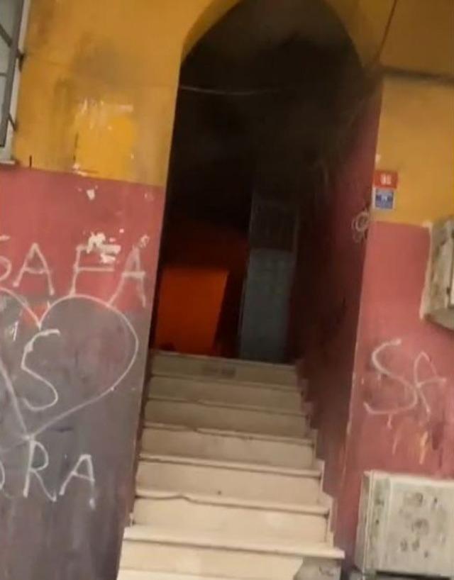 Zeytinburnu&rsquo;nda korkutan yangın: 4 kişi hastaneye kaldırıldı 1