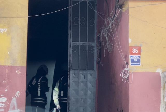 Zeytinburnu&rsquo;nda korkutan yangın: 4 kişi hastaneye kaldırıldı 2