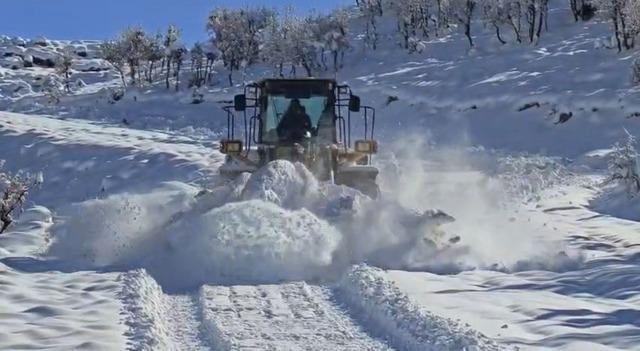 Siirt&rsquo;te kar nedeniyle kapanan yollar a&ccedil;ıldı 1