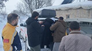 Siirt’te iç kanama geçiren hasta, ekiplerin yolu açmasıyla hastaneye yetiştirildi