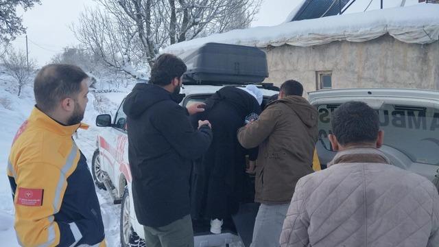 Siirt’te iç kanama geçiren hasta, ekiplerin yolu açmasıyla hastaneye yetiştirildi