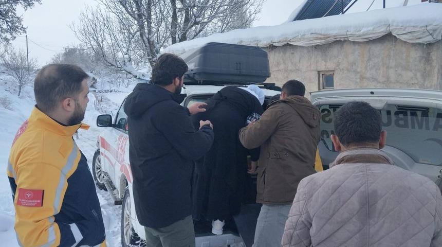 Siirt&rsquo;te i&ccedil; kanama ge&ccedil;iren hasta, ekiplerin yolu a&ccedil;masıyla hastaneye yetiştirildi