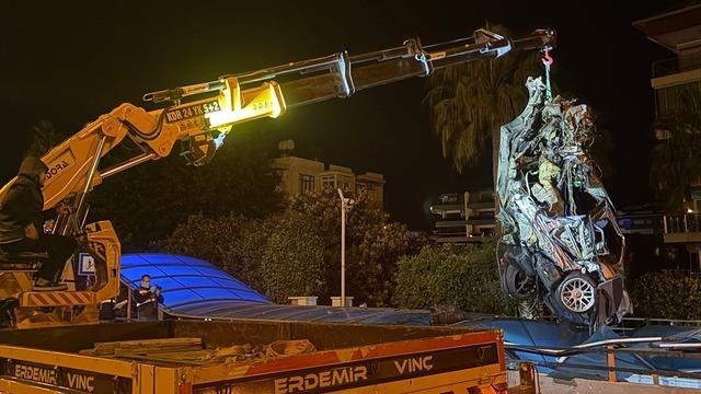 Alanya'da alt geçide düşen otomobilin sürücüsü hayatını kaybetti