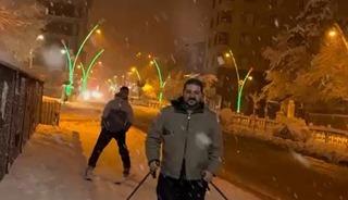 Muş&rsquo;ta kar eğlenceye d&ouml;n&uuml;şt&uuml;: İstasyon Caddesi&rsquo;nde kayak keyfi