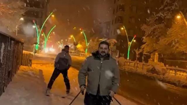 Muş’ta kar eğlenceye dönüştü: İstasyon Caddesi’nde kayak keyfi