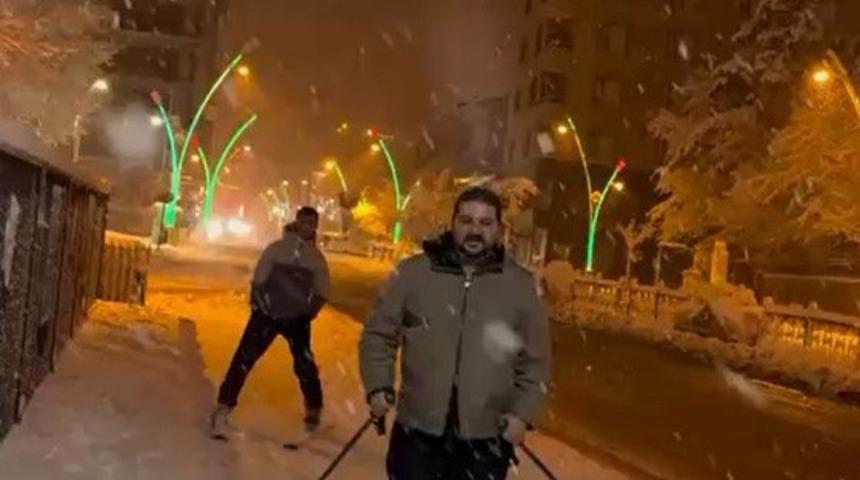 Muş&rsquo;ta kar eğlenceye d&ouml;n&uuml;şt&uuml;: İstasyon Caddesi&rsquo;nde kayak keyfi