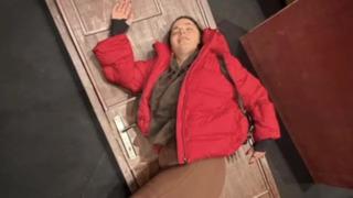 Korkutan anlar: Aslı Bekiroğlu'nun kafasına kapı düştü