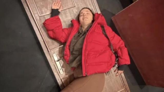 Korkutan anlar: Aslı Bekiroğlu'nun kafasına kapı düştü