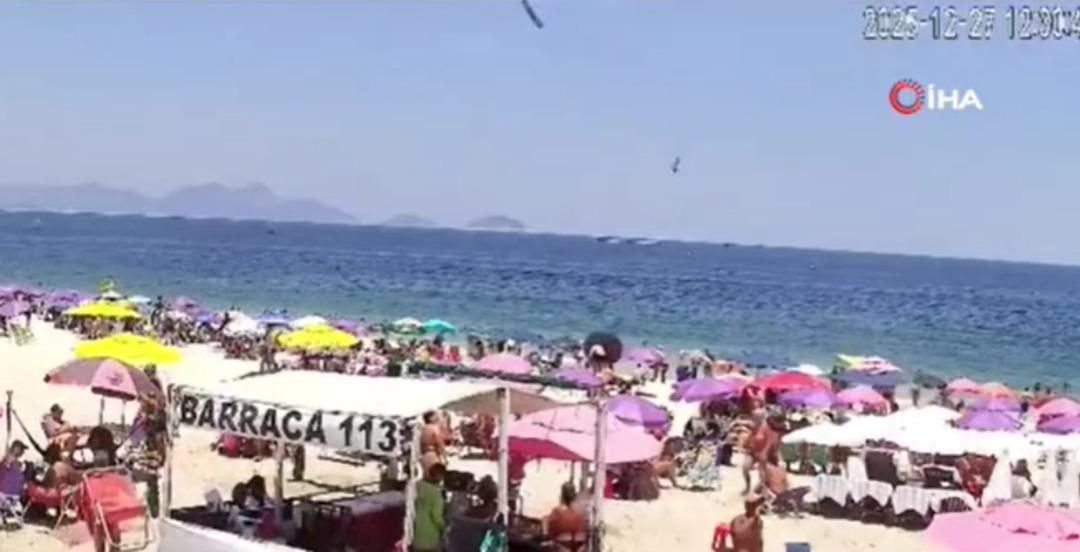 Plajda g&uuml;neşlenenlerin g&ouml;z&uuml; &ouml;n&uuml;nde &ccedil;akıldı! Brezilya da korkun&ccedil; u&ccedil;ak kazası 1