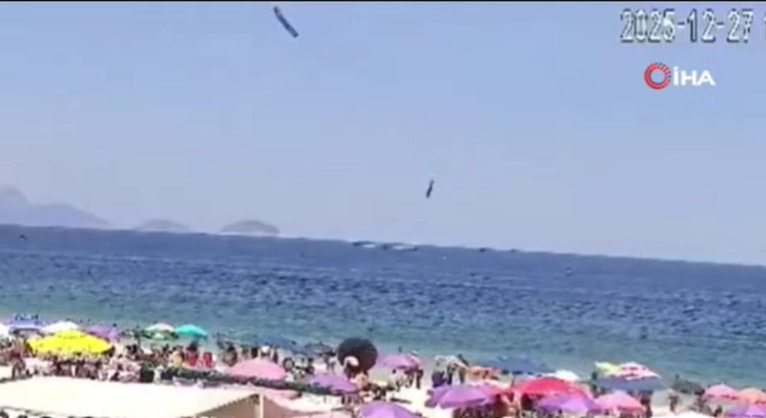 Plajda g&uuml;neşlenenlerin g&ouml;z&uuml; &ouml;n&uuml;nde &ccedil;akıldı! Brezilya da korkun&ccedil; u&ccedil;ak kazası 2