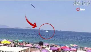 Plajda g&uuml;neşlenenlerin g&ouml;z&uuml; &ouml;n&uuml;nde &ccedil;akıldı! 