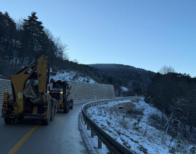 Osmangazi&rsquo;de kar sonrası buzlanmaya karşı seferberlik 5