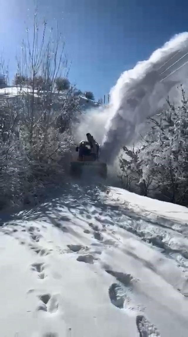 Elazığ&rsquo;da kapalı k&ouml;y yollarında &ccedil;alışmalar s&uuml;r&uuml;yor 2