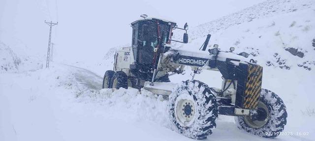 Elazığ&rsquo;da kapalı k&ouml;y yollarında &ccedil;alışmalar s&uuml;r&uuml;yor 1