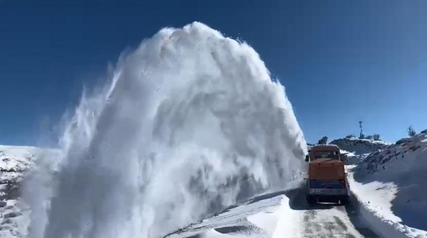 Elazığ&rsquo;da kapalı k&ouml;y yollarında &ccedil;alışmalar s&uuml;r&uuml;yor