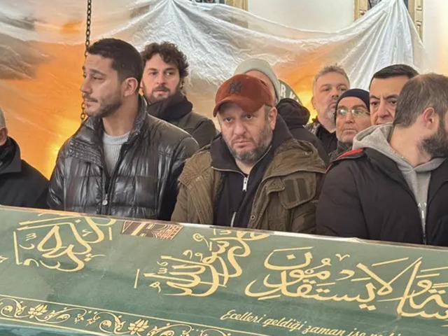 Babasını da kaybetti! &Uuml;nl&uuml; isimler yalnız bırakmadı