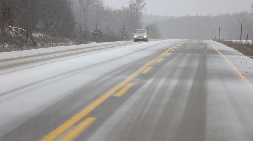 Kırklareli'nin y&uuml;ksek kesimlerinde kar yağışı