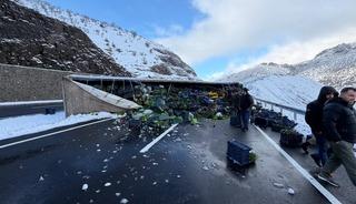 Bitlis-Diyarbakır kara yolunda sebze y&uuml;kl&uuml; tır devrildi