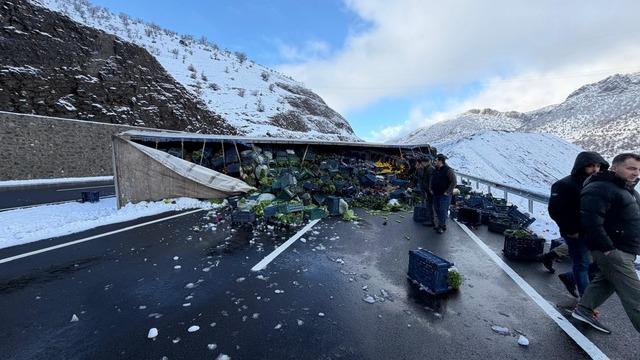 Bitlis-Diyarbakır kara yolunda sebze yüklü tır devrildi
