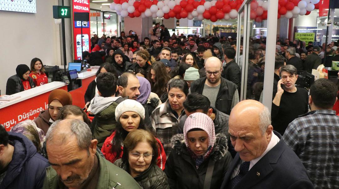 İlk gidenler 1000 TL hediye &ccedil;ekini kaptı! İndirimi duyan soğuğa aldırmadan geceden sıraya girdi 4