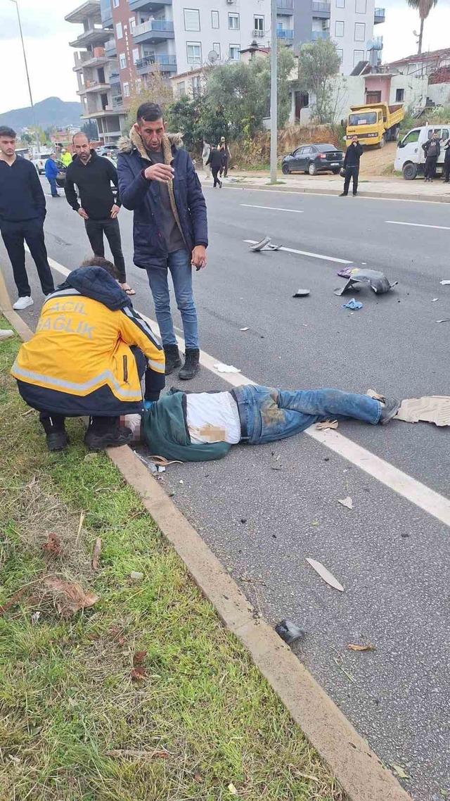 Gazipaşa&rsquo;da ak&uuml;l&uuml; motosiklete otomobil &ccedil;arptı: 1 &ouml;l&uuml; 7