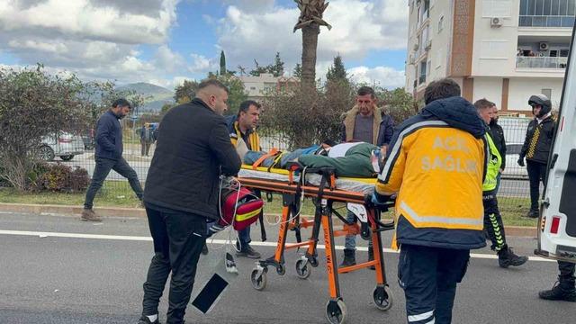 Gazipaşa&rsquo;da ak&uuml;l&uuml; motosiklete otomobil &ccedil;arptı: 1 &ouml;l&uuml; 4