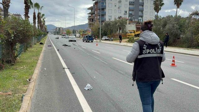 Gazipaşa&rsquo;da ak&uuml;l&uuml; motosiklete otomobil &ccedil;arptı: 1 &ouml;l&uuml; 1