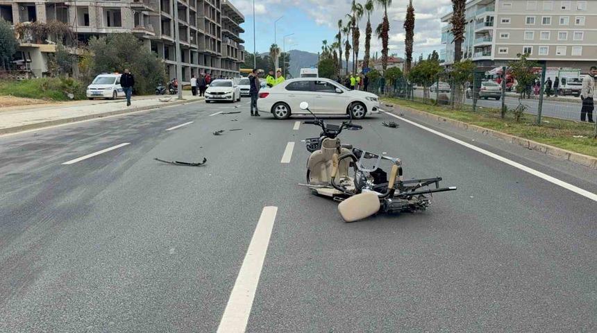 Gazipaşa&rsquo;da ak&uuml;l&uuml; motosiklete otomobil &ccedil;arptı: 1 &ouml;l&uuml;