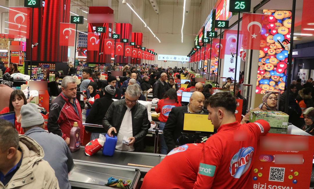 İlk gidenler 1000 TL hediye &ccedil;ekini kaptı! İndirimi duyan soğuğa aldırmadan geceden sıraya girdi 5