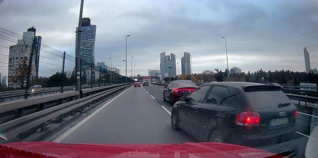 İstanbul trafiğinde  makas  faciası: Alev topuna d&ouml;nen ara&ccedil; bomba gibi patladı 8