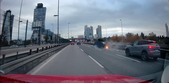 İstanbul trafiğinde  makas  faciası: Alev topuna d&ouml;nen ara&ccedil; bomba gibi patladı 7