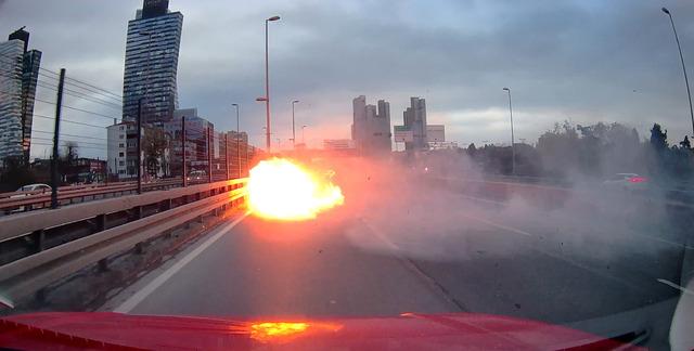 İstanbul trafiğinde  makas  faciası: Alev topuna d&ouml;nen ara&ccedil; bomba gibi patladı 5