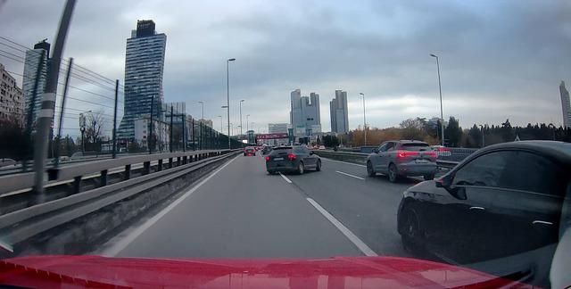 İstanbul trafiğinde  makas  faciası: Alev topuna d&ouml;nen ara&ccedil; bomba gibi patladı 4