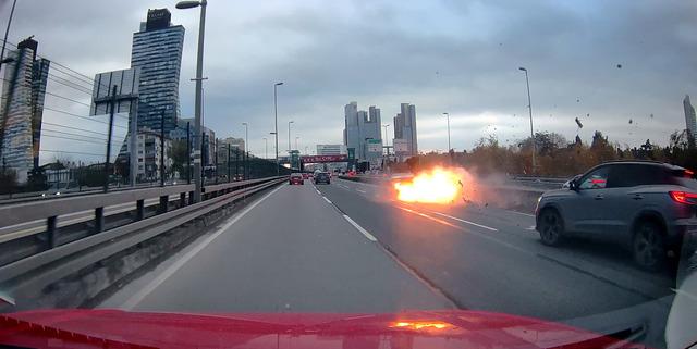 İstanbul trafiğinde  makas  faciası: Alev topuna d&ouml;nen ara&ccedil; bomba gibi patladı 3
