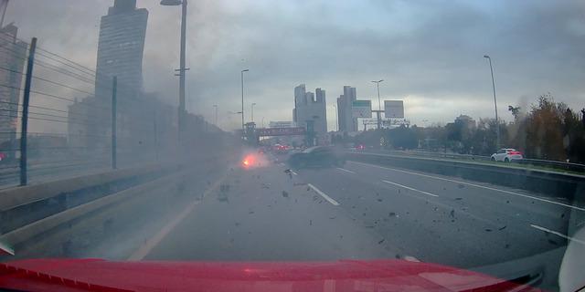 İstanbul trafiğinde  makas  faciası: Alev topuna d&ouml;nen ara&ccedil; bomba gibi patladı 2