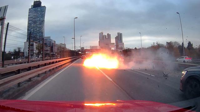 İstanbul trafiğinde 'makas' faciası: Alev topuna dönen araç bomba gibi patladı