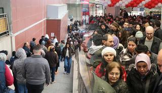 İlk gidenler 1000 TL hediye &ccedil;ekini kaptı! İndirimi duyan soğuğa aldırmadan geceden sıraya girdi