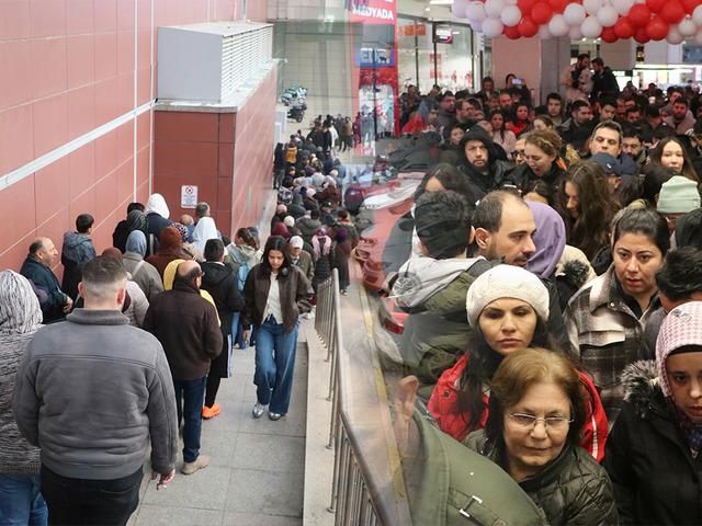İlk gidenler 1000 TL hediye &ccedil;ekini kaptı! İndirimi duyan soğuğa aldırmadan geceden sıraya girdi