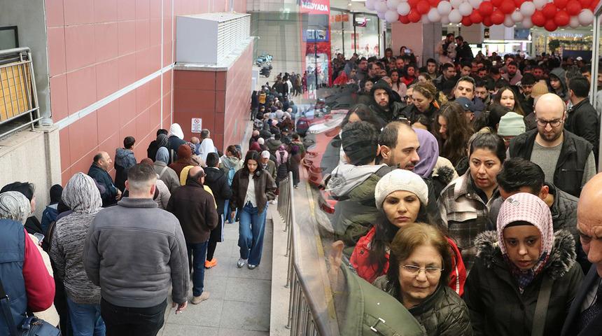 İlk gidenler 1000 TL hediye &ccedil;ekini kaptı! İndirimi duyan soğuğa aldırmadan geceden sıraya girdi