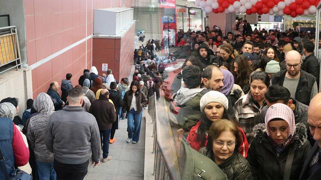 İlk gidenler 1000 TL hediye çekini kaptı! İndirimi duyan soğuğa aldırmadan geceden sıraya girdi