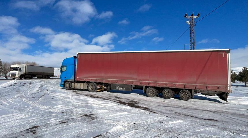 Ardahan'da ağır tonajlı ara&ccedil;lara kapatılan kara yollarında ulaşım normale d&ouml;nd&uuml;