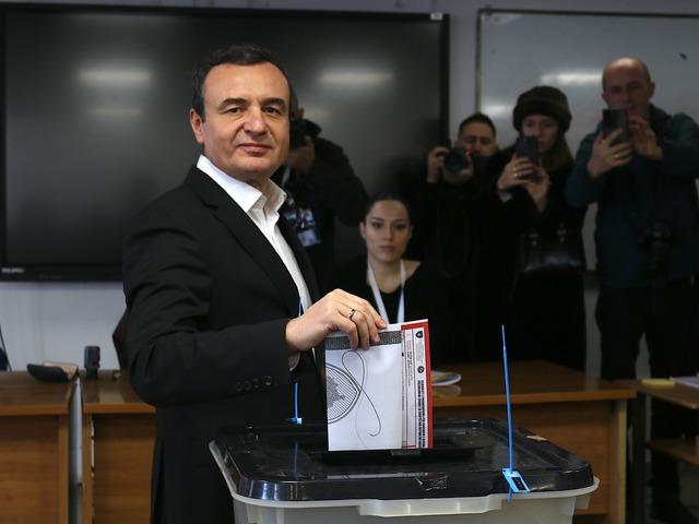 Kosova'da se&ccedil;menler, erken genel se&ccedil;im i&ccedil;in sandık başında