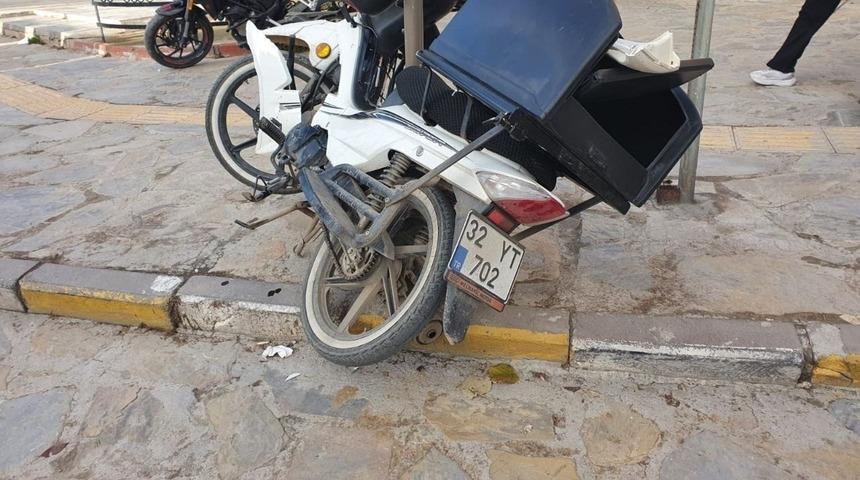 Isparta&rsquo;da otomobil ile motosiklet &ccedil;arpıştı: 1 yaralı