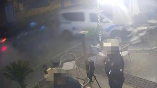 Çeşme’de otomobilin polis aracına çarptığı anlar kameraya yansıdı