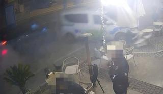 &Ccedil;eşme&rsquo;de otomobilin polis aracına &ccedil;arptığı anlar kameraya yansıdı