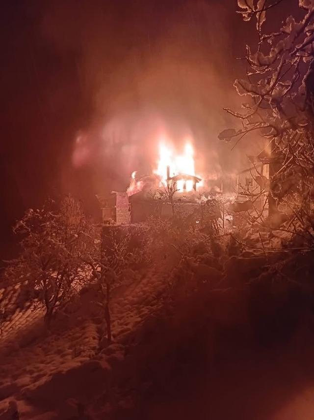 Rize&rsquo;de bir evde &ccedil;ıkan yangın 2 eve daha sı&ccedil;radıktan sonra s&ouml;nd&uuml;r&uuml;ld&uuml; 3